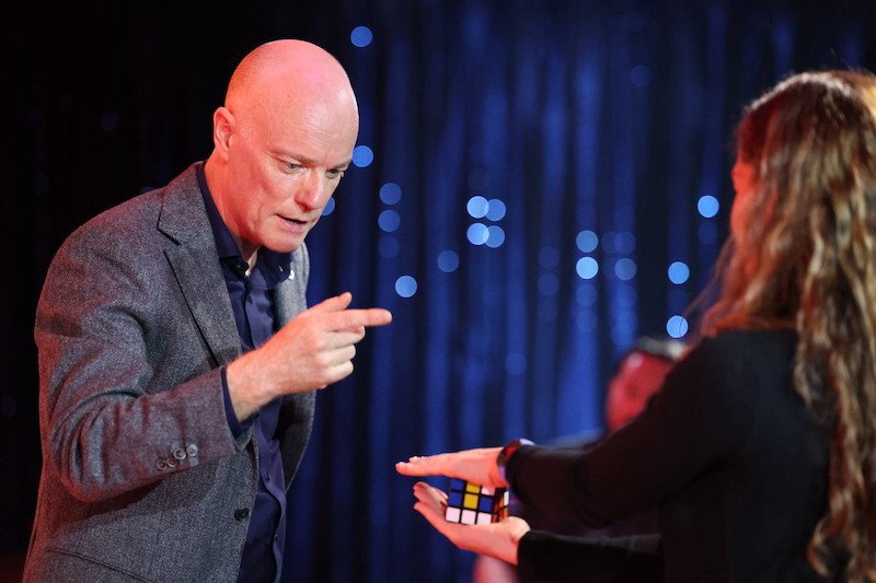 Darren Delaney performing a rubik's cube magic trick
