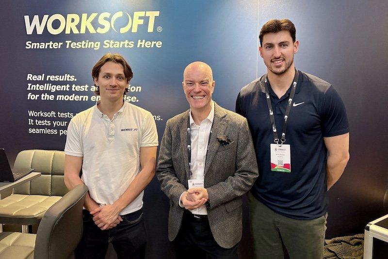 Exhibition Magician Darren Delaney with the Worksoft team on their conference booth at UKISUG Connect in Birmingham