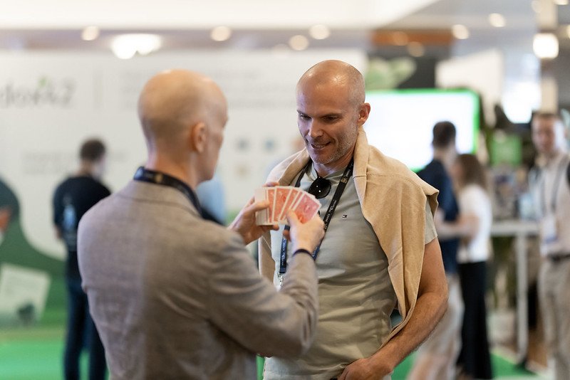 Darren Delaney performing magic on a booth at DynamicMinds 2026